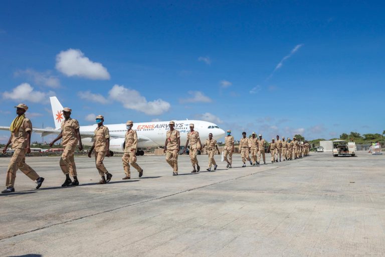 {DAAWO SAWIRADA} Ciidamadii tababarka ugu maqnaa Dalka Ereteriya oo La keenay Muqdisho Iyo Madaxweyne Xasan Shiikh oo la hadlay