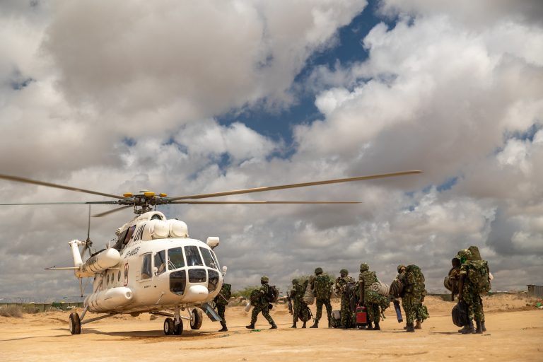 {DAAWO SAWIRADA} Diyaarado Helicoptero ah oo la siiyay Ciidamada Burundi ee ku sugan Soomaaliya