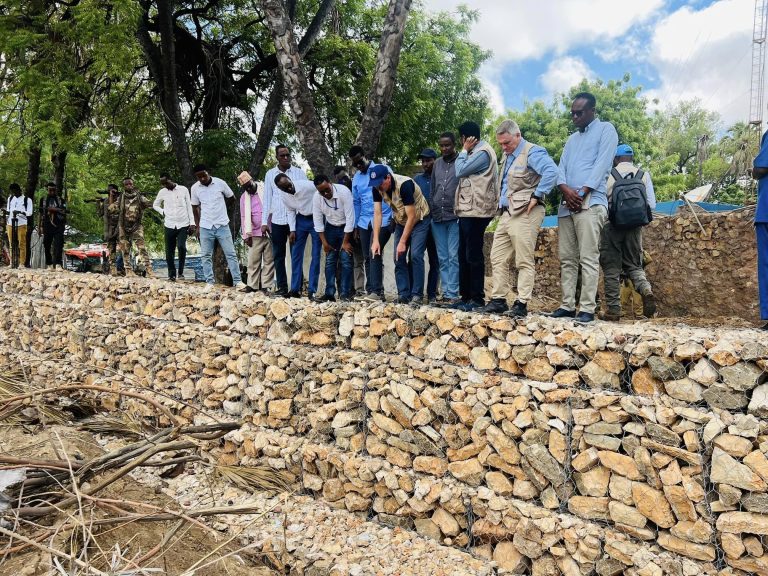 {DAAWO SAWIRADA} Masuuliyiinta Gobolka Hiiraan oo kormeeray mashaariic  biyo xireen ah oo Baladweyne ka socoto.