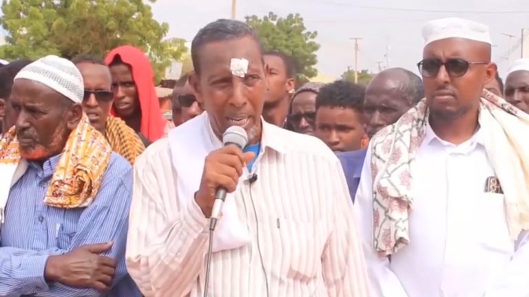 {DAAWO MUQAALKA}  Sheekh abdikariin”Qofkii qof Dilaa waa in si deg deg ah loo dilaa, Si bulshad a u nabad gasho.”