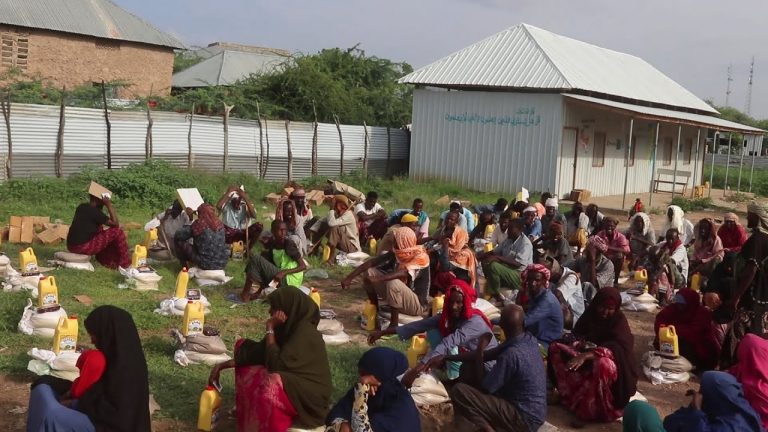 {DAAWO MUUQAALKA} Deeq ka timid Masuul ka tirsan Hirshabele oo la gaarsiiyay qoysas Baladweyne ku wajahaya xaalo adag.