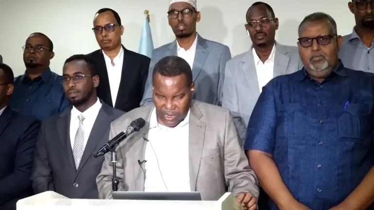 {DAAWO MUQAALKA} Xildhibaano iyo siyaasiyiin kasoo jeeda Hirshabelle oo ku baaqay in loo gurmado dadka ay saameysay Fatahaadda Wabiga Shabeelle.