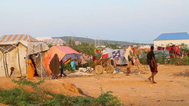 {DAAWO SAWIRADA} Dadkii ugu badnaa oo ka barakacay Baladweyne iyo Xaalad adag oo soo Wajahday