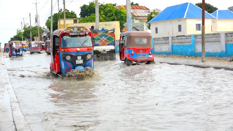 {DAAWO SAWIRADA} Roob xoogan oo ka adaay Muqdisho oo saameyn ku yeeshay isku socodka dadka iyo gaadiidka