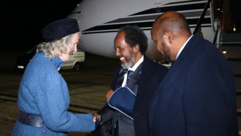 {DAAWO MUQAALKA} Madaxweyne Xasan Shiikh oo lagu so dhaweeyay Magaalada London ee Dalka ingiriiska