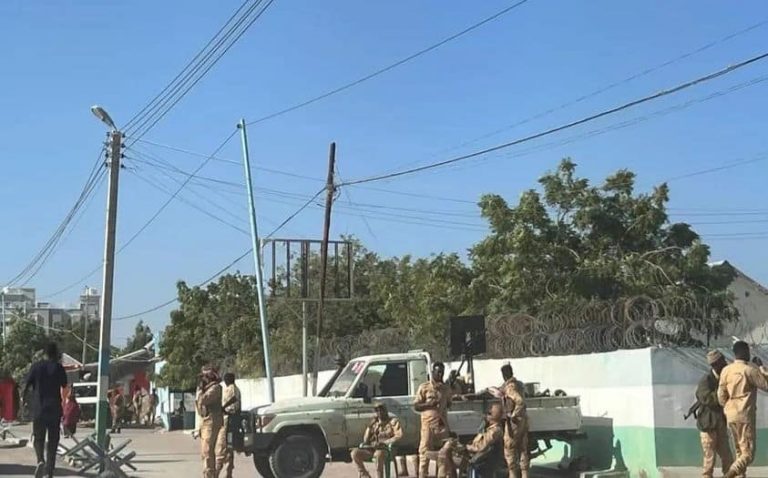 Ciidamo ka gadoodsan mushaar la’aan oo xirtay wadooyinka galo Madaxtooyada Puntland