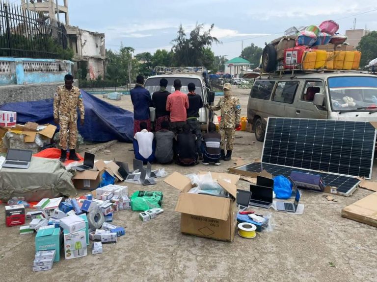 {DAAWO SAWIRADA} Ciidanka Nabadsugida Soomaaliya oo gacanta ku dhigay gaadiid qalab u siday Al-shabaab iyo ragii waday.