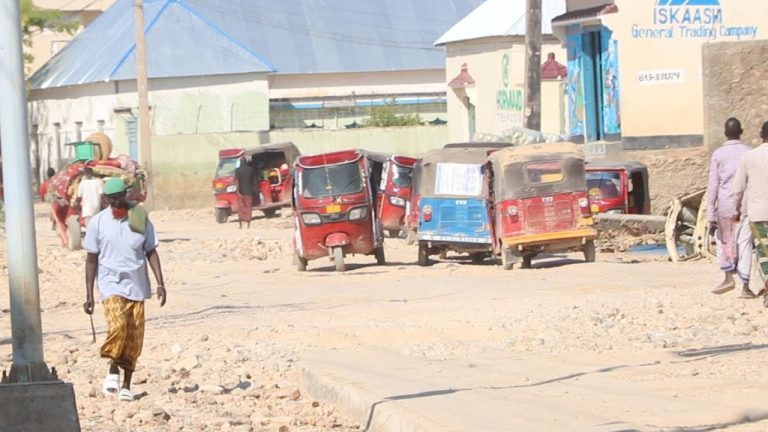 {DAAWO MUQAALKA}  Dhalinyaro si maalin la’ah uga dhax shaqeysta Baladweyne oo ka waramay dhibato ay wajahayaan xiligan