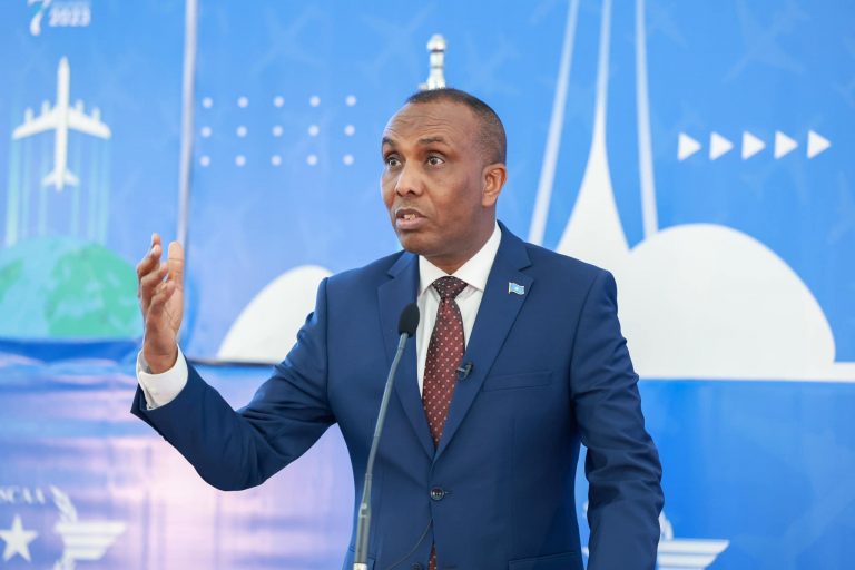 Ra’iisul Xamsa oo sheegay in bilowga 2024 la qaadi doono dhagaxyada yaala waddooyinka Muqdisho