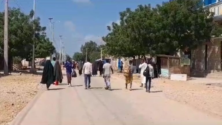 {DAAWO MUUQAALKA} Baladweyne oo wax gaadiid ah uusan ka shaqeyneyn iyo dhamaan dadka oo wada lugeynaya.