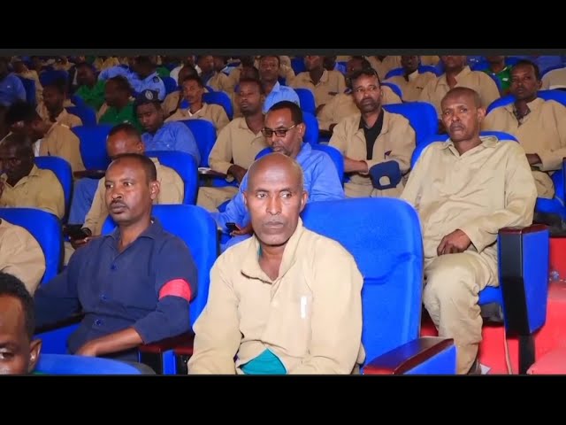 {DAAWO MUQAALKA}  Madaxweyne Cagjar oo Tababar u so Xiray Ciidamo Cusub.