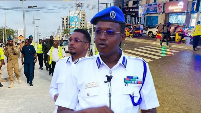 {DAAWO MUQAALKA} Taliyaha Qeybta Guud ee Waddooyinka ee “ Waxaa la idinka sugayaa in aad u naxarisataan bulshada,