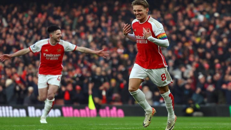 Arsenal score twice in stoppage time to beat Leicester