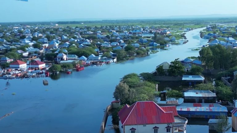 {DAAWO SAWIRADA} Dad Horleh oo Ka barakacaayo Fatahaada Wabiga Shabeelle ee Magaalada Baledweyne