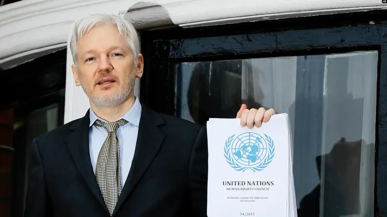 Julian Assange oo lagu wado in la sii daayo Arbacada