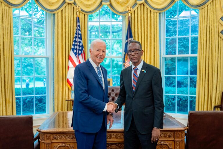 Biden oo Warqadaha Aqoonsiga ka guddoomay Danjire Daahir Carab