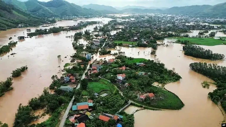 in ka badan 58 qof oo ku dhintay dufaan ku dhufatay waqooyiga dalka Vietnam.