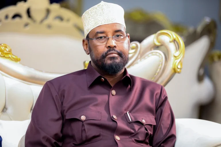 Axmed Madoobe oo isugu yeeray xildhibaanada kasoo jeeda Jubaland + qorshahiisa.