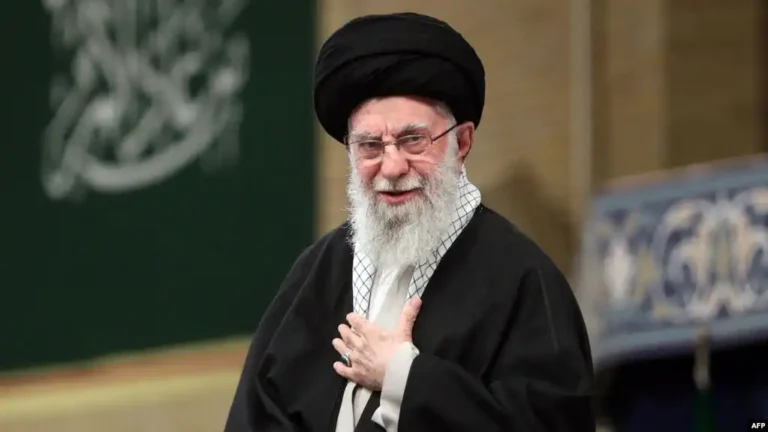 Aayatullah Khamenei oo sheegay in xulufada Iran ‘aysan ka waaban doonin’ dagaalka Israel