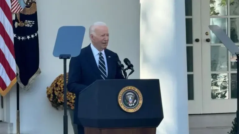 Biden oo jeediyay Khudabddii ugu horreysay ee meel fagaare ah kaddib dib u doorashadii Trump