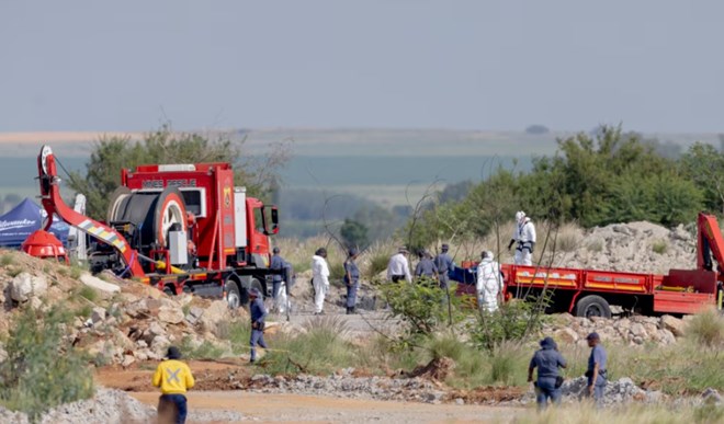 At least 100 illegal miners died trapped in South African mine