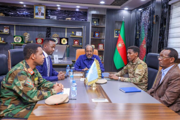 President Mohamud meets military commanders in Mogadishu