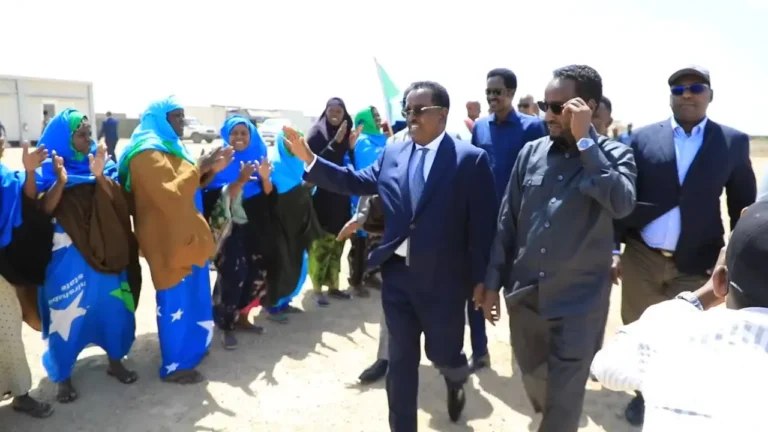 {DAAWO MUUQAALKA}  Wafdi uu hoggaaminayo Wasiirka Arrimaha Gudaha somaliya oo gaaray magaalada Jowhar.