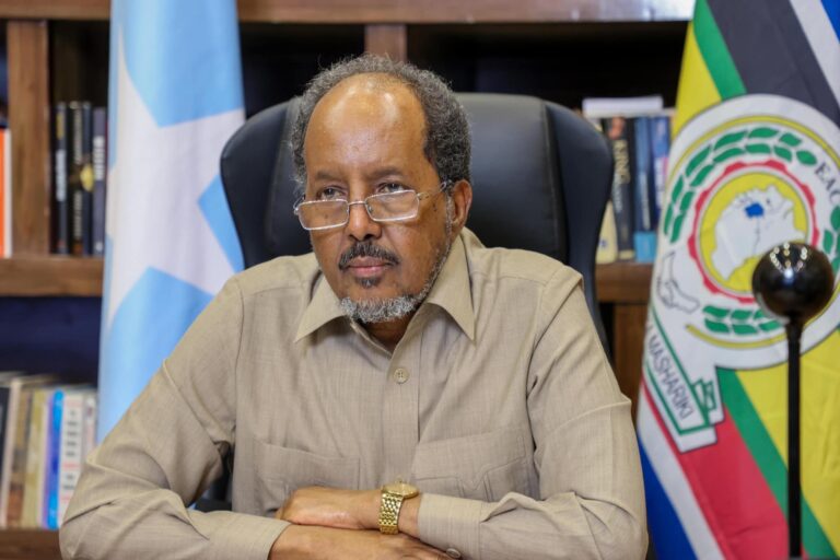 Madaxweyne Xasan Sheekh oo Trump ka codsaday in aanu ciidamadiisa ka saarin Soomaaliya