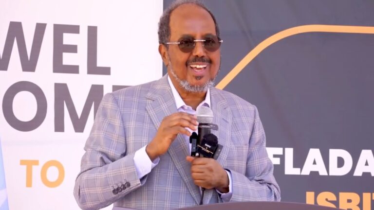 {DAAWO MUUQAALKA} Madaxweyne Xasan “Siyaasiyiinta leh balaayo ayaa soo socoto maskaxiyan ayey u xanuunsan yihiin”